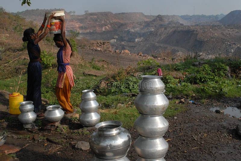 झरिया और आस पास के घरों का बजट बिगाड़ रहा है पानी, जानिए कैसे