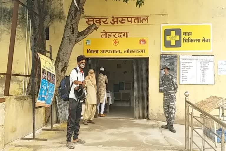 UPDATE ! लोहरदगा : सर्च अभियान के दौरान पुलिस-नक्सली मुठभेड़ में मारा गया इनामी नक्सली चन्द्रभान पाहन, परिजनों ने की पहचान