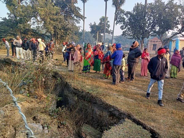 धनबाद के चासनाला में फटी जमीन, दिख रही है बड़ी -बड़ी दरारें, जानिए क्या कह रहे हैं ग्रामीण 