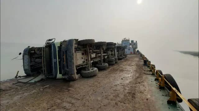 झारखंड के साहिबगंज- मनिहारी गंगा पुल में बड़ा हादसा, गंगा में डूबा तीन हाईवा, चालक लापता