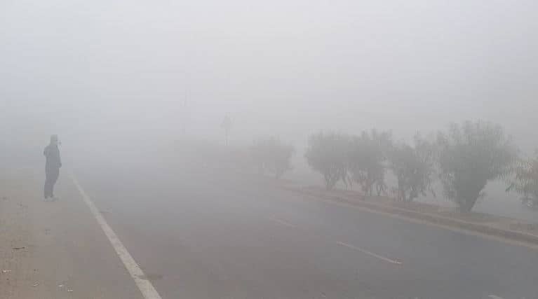 घने कोहरे की चपेट में बिहार, धुंध के कारण लोगों को यातायात में हो रही परेशानी 