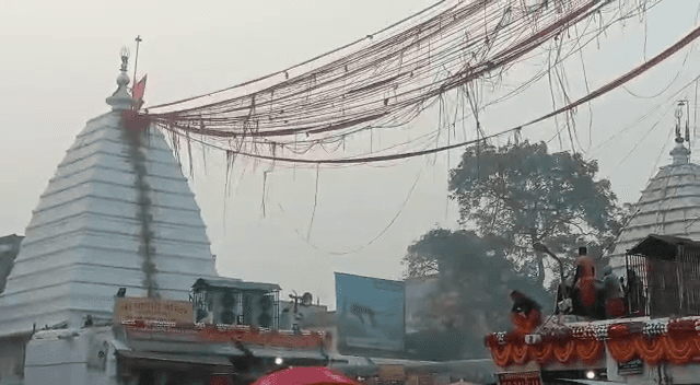 देवघर : नए साल में बाबानगरी पहुंची श्रद्धालुओं की भीड़, ज्योतिर्लिंग पर जलाभिषेक कर लिया बाबा का आशीर्वाद 