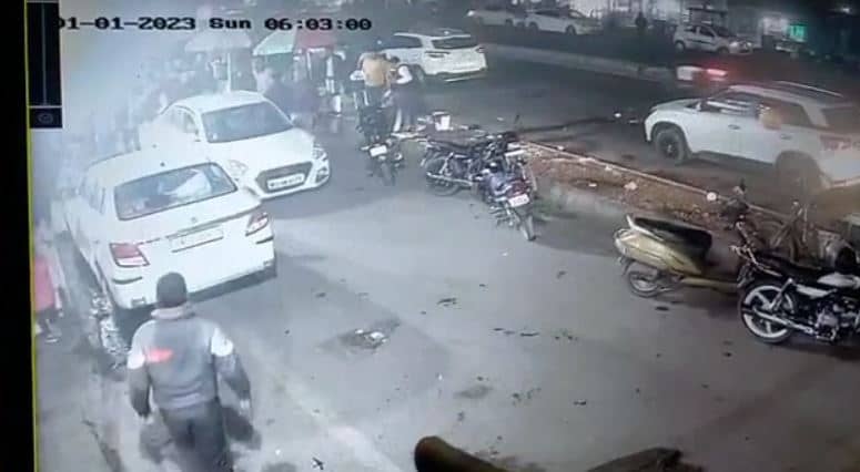 शराब के नशे में धुत्त था कार सवार, सड़क किनारे खड़े लोगों को कुचलने का किया प्रयास, घटना सीसीटीवी में कैद 