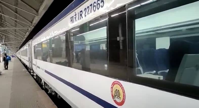 पश्चिम बंगाल के मालदह में वंदे भारत एक्सप्रेस ट्रेन पर पथराव, कई विंडों के कांच टूटे, तीन दिन पहले ही हुई थी लॉन्च