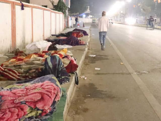 कंपकंपाती सर्द में सड़क पर गरीब ठिठुरने को मजबूर,  रैन बसेरा में भी नहीं मिल रही जगह