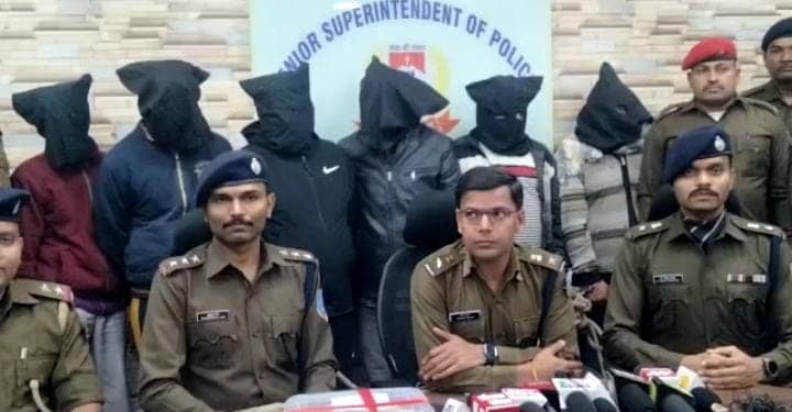 जमशेदपुर : जमीन विवाद को लेकर सगे भाई ने ही घर में करवाई चोरी, चोरी के सामान और 7.70 लाख रूपए कैश के साथ छह गिरफ्तार