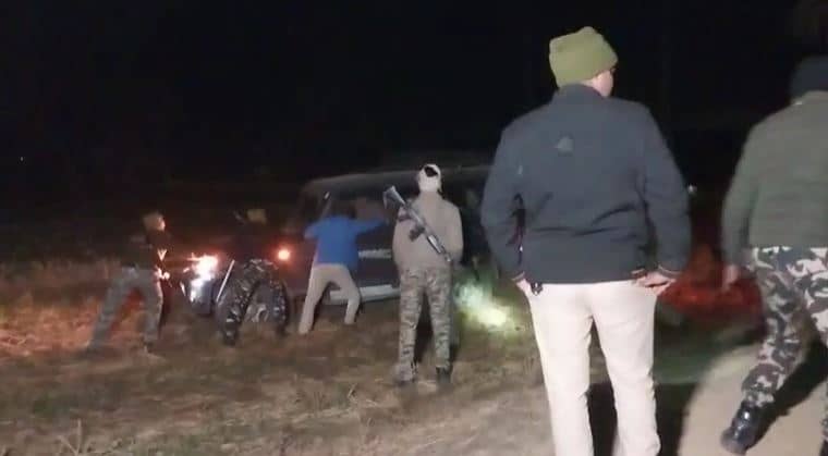 बच्चा अपहरण मामले को लेकर पुलिस और पब्लिक में झड़प, पुलिस ने किया लाठी चार्ज, एक जवान घायल 