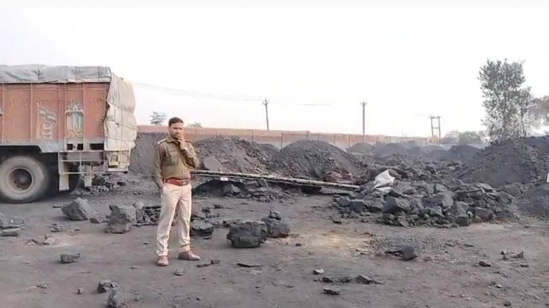 बरवाअड्डा के अवैध कोयला डिपो पर छापेमारी के बाद झमुमो के निशाने पर धनबाद का खनन विभाग, जानिए इसकी हकीकत 