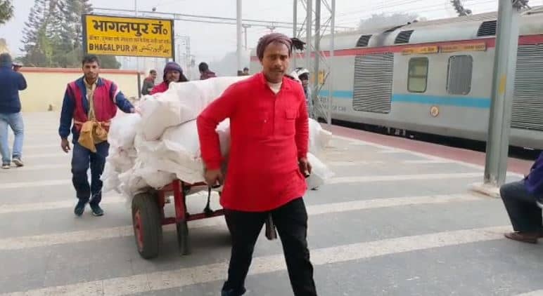 मकरसंक्रांति पर भागलपुरी कतरनी चूड़ा का स्वाद चखेंगे राष्ट्रपति व प्रधानमंत्री, विक्रमशिला ट्रेन से दिल्ली बिहार भवन भेजा गया चूड़ा