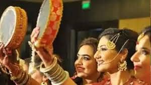 पति की लंबी उम्र की कामना का निर्जला व्रत  करती हैं सुहागिन महिलाएं