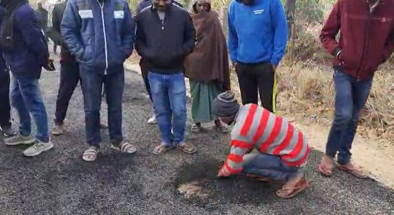 मुंगेर: एक दिन में ही उखाड़ दी गई एक करोड़ की सड़क, ठेकेदार पर लगाया गया अनियमतता का आरोप