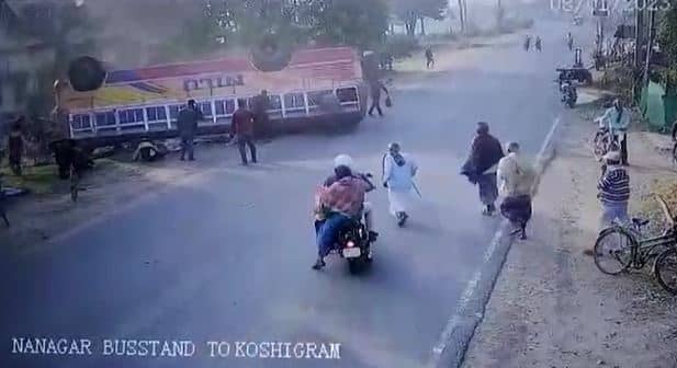 पश्चिम बंगाल: बर्धवान के काटवा मे भीषण बस हादसा, चलती बस पलटने से बस मे सवार 40 यात्री घायल, एक की मौत