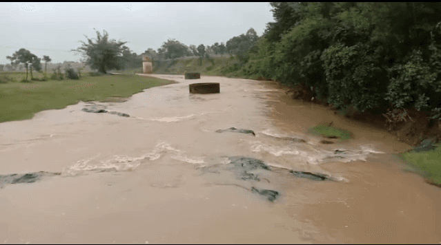 स्थानीय युवक ने दिखाई बहादुरी..दो बहनो को  नदी में डूबने से बचाया