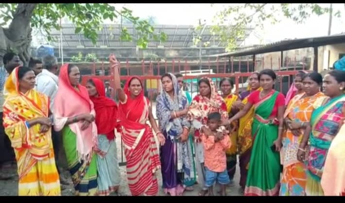 शव मिलने के बाद आक्रोशित लोगों ने थाने का किया घेराव, 6 युवक हिरासत में