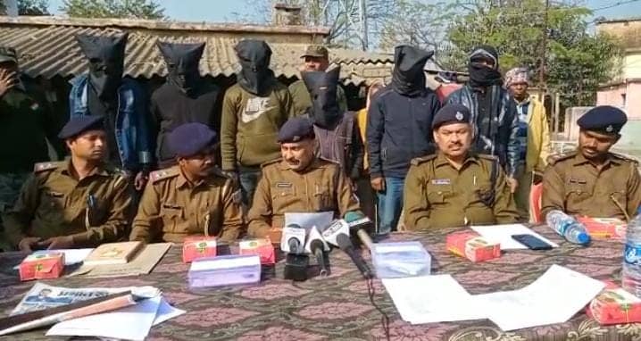 दुमका : लूट कांड के तीन मामलों में सात अपराधी गिरफ्तार, लाखों रूपए बरामद