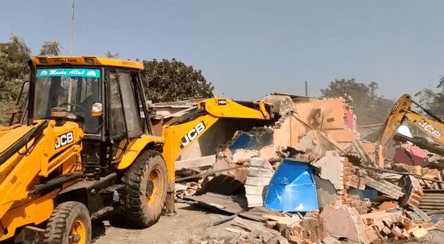 जमशेदपुर : रेलवे की जमीन से अतिक्रमण मुक्त करवाया गया, लगभग 35 घर किए गए जमींदोज