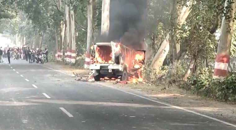 कैदी को लेकर जा रही पुलिस गाड़ी पेड़ से टकराई, धू धू कर जली, पांच पुलिसकर्मी घायल 