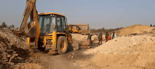 दुमका पुलिस की बड़ी कार्रवाई, दर्जनों कोयला खदान और सुरंगों को किया ध्वस्त 