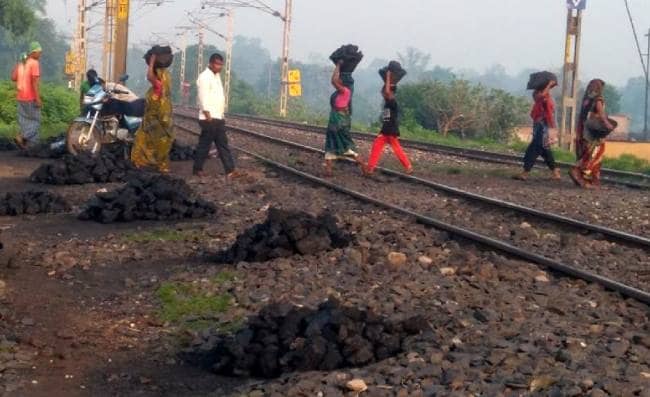 धनबाद के सोनार डीह थाना के पास रात को भिड़े कोयला चोरों के दो गुट, जमकर हुई पत्थरबाजी 