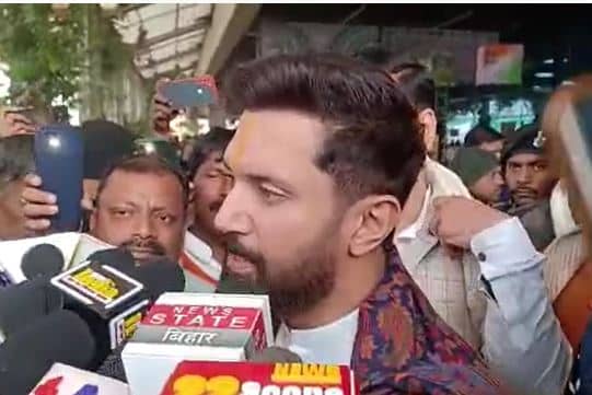 लोक जनशक्ति पार्टी रामविलास के राष्ट्रीय अध्यक्ष चिराग पासवान पहुंचे पटना एयरपोर्ट, नीतीश सरकार पर जमकर बोला हमला