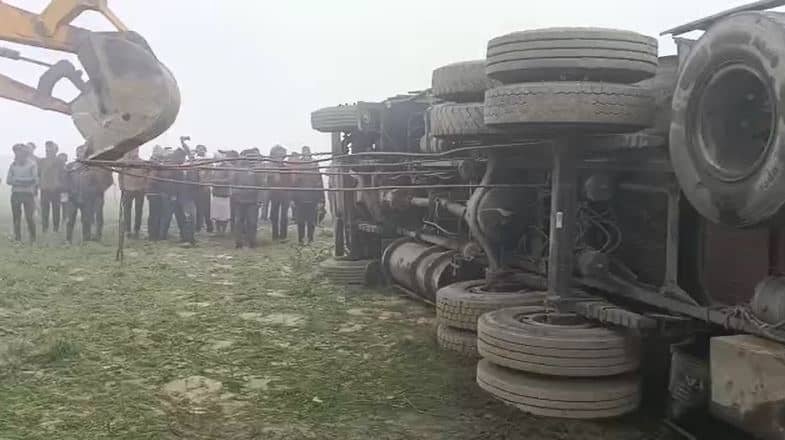 मोतिहारी: टर्बाइन फ्यूल (एटीएफ) लदा तेल टैंकर पलटा, लोगों में मची फ्यूल लूटने की होड़