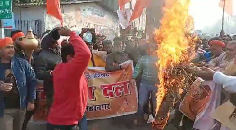 रामचरितमानस विवाद : विश्व हिंदू परिषद ने बिहार के शिक्षा मंत्री का फूंका पुतला, जूते चप्पलों से की पिटाई