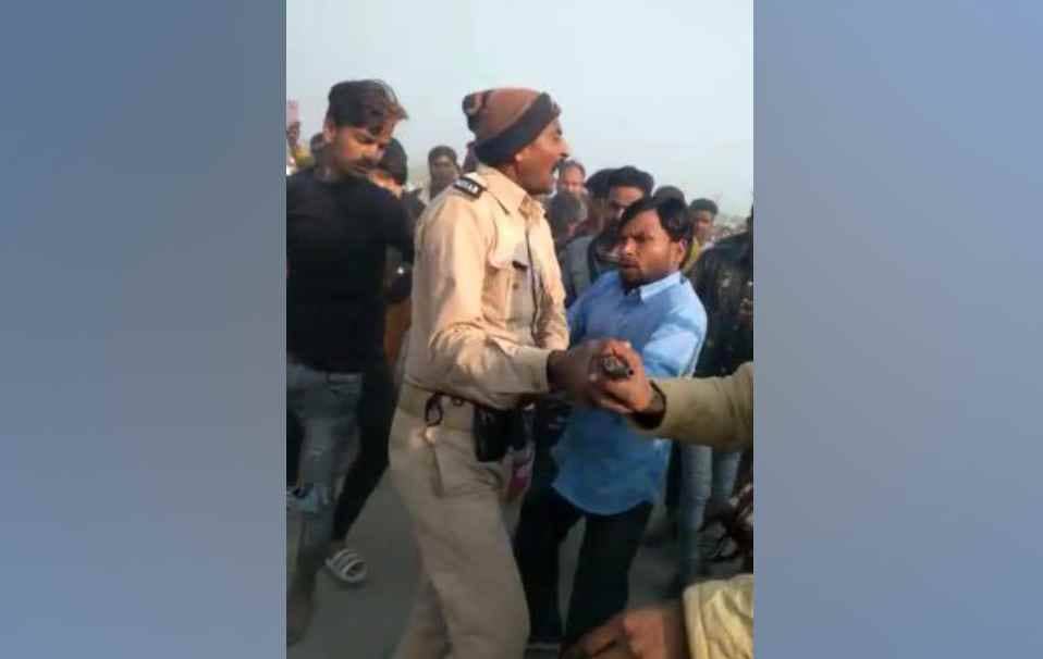 अररिया पुलिस पर ग्रामीणों ने किया हमला, एक अपराधी को छुड़ा ले गए गांववाले