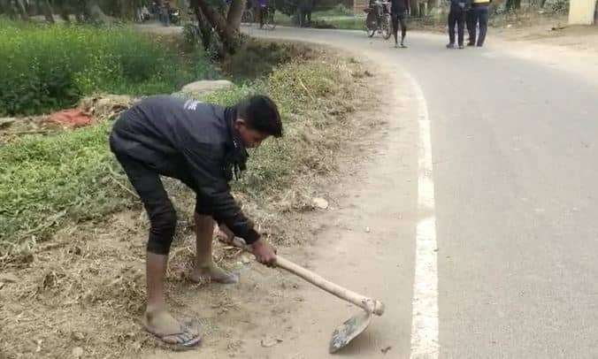 सीएम नीतीश के दौरे को लेकर कानून की उड़ाई जा रही धज्जियां,  छोटे बच्चों से कराई जा रही सड़कों की सफाई
