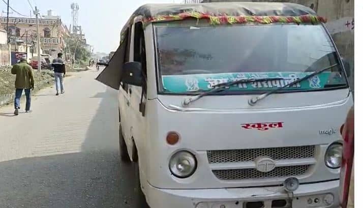 कैमूर: स्कूल वैन में तहखाना बनाकर हो रही थी शराब तस्करी, ALTF और पुलिस ने धर-दबोचा, 122 लीटर शराब जब्त