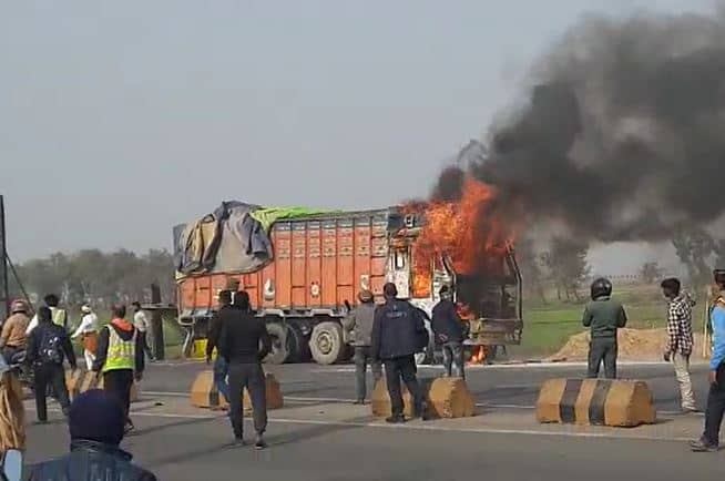कैमूर: सीमेंट लोड ट्रक में अचानक लगी आग, धूं-धूं कर जला ट्रक