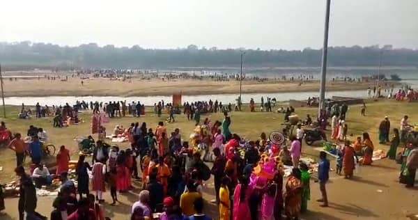 रविवार को झरिया के दामोदर नदी का देखिये नयनविराम दृश्य, आस्था की डुबकी लगाने वालों की कैसी थी भीड़ 