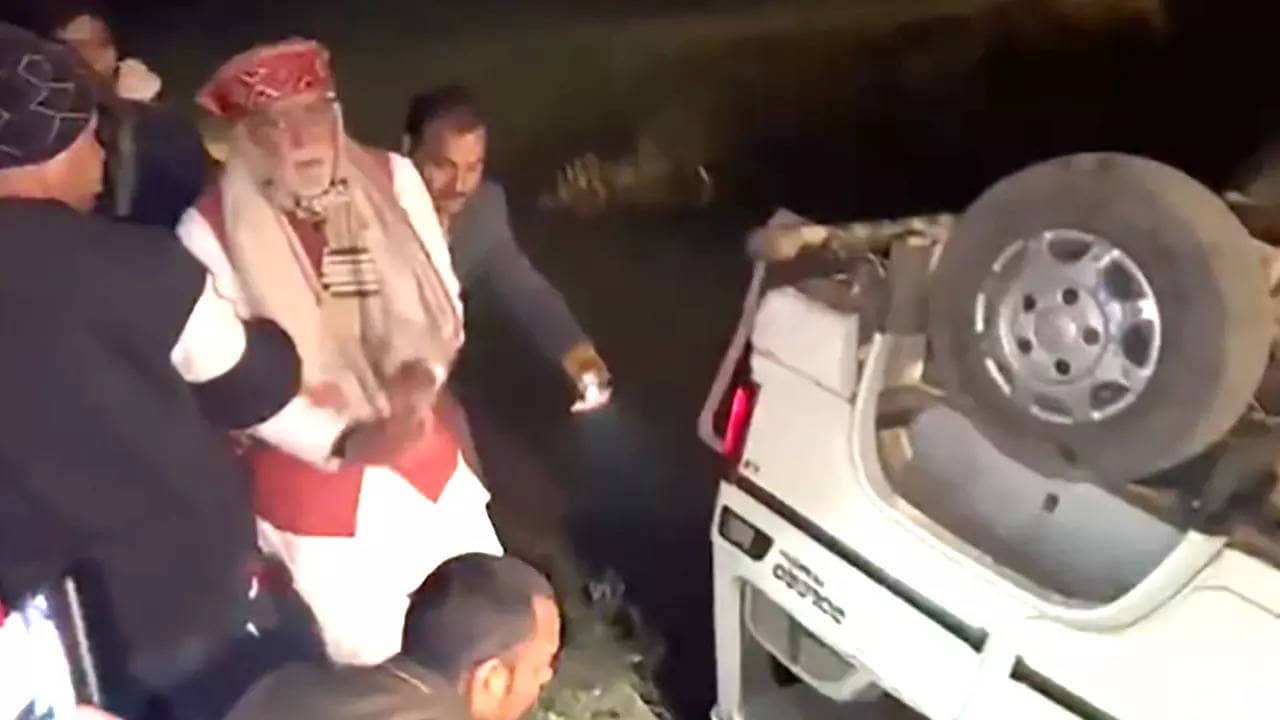 सड़क दुर्घटना में बाल-बाल बचे केंद्रीय मंत्री अश्विनी चौबे, काफिले की गाड़ी पलटी, चार पुलिसकर्मी घायल