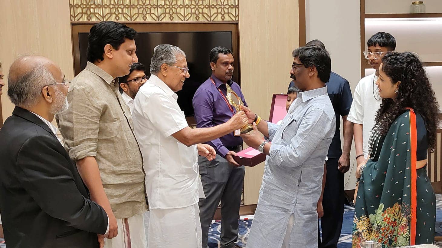 सीएम हेमंत सोरेन ने केरल के सीएम से की मुलाकात 