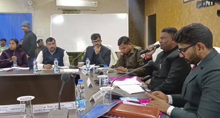 चतरा: लापरवाह अधिकारियों की मंत्री सत्यानंद भोक्ता ने लगाई फटकार, लोगों की समस्या के संधान का दिया निर्देश