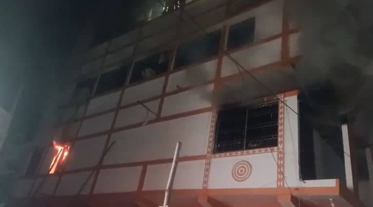 नवादा : 4 मंजिला मकान में लगी भीषण आग, जान बचाने के लिए बिल्डिंग से कूदी महिला