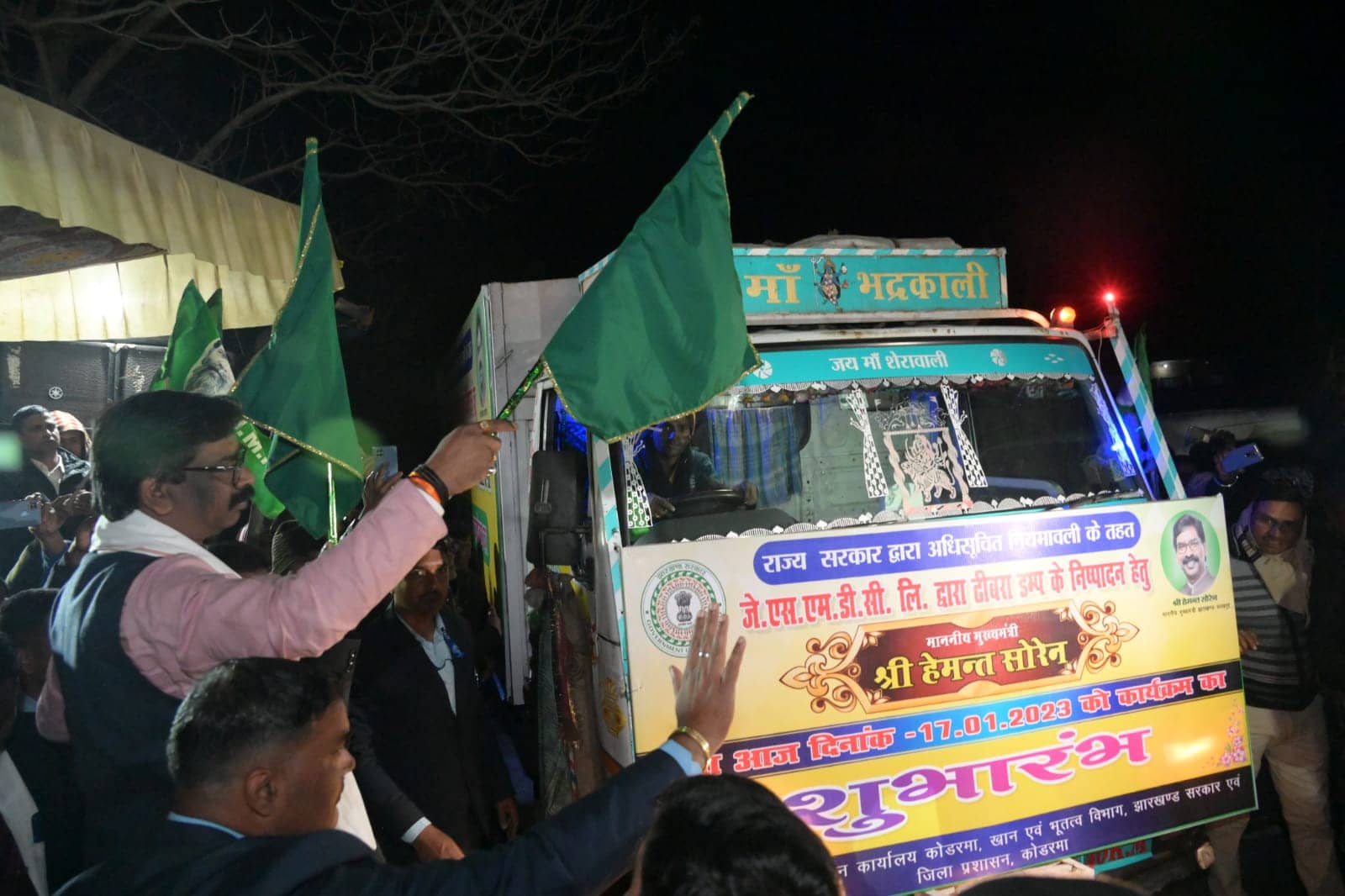 झारखण्ड के अभ्रक को मिलेगी खोयी पहचान,CM ने ढिबरा डंप में कार्य को फिर से प्रारंभ करने के लिए वाहन को दिखाई हरी झंडी