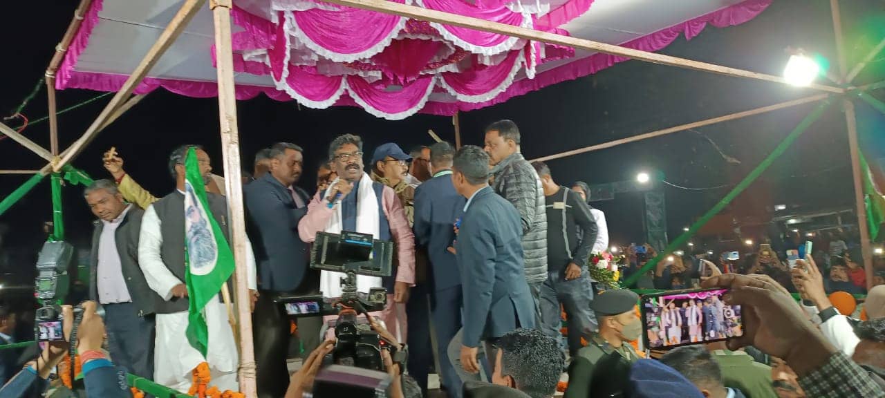 खतियान जोहार यात्रा में शामिल होने गिरिडीह के खोरीमहुआ पहुंचे मुख्यमंत्री हेमंत, समर्थकों ने गर्मजोशी के साथ किया स्वागत