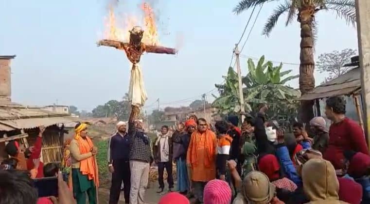 रामचरितमानस विवाद :  शिक्षा मंत्री के विवादित बयान पर नहीं थम रहा आक्रोश,विश्व हिंदू परिषद और बजरंग दल ने फूंका शिक्षा मंत्री का पुतला