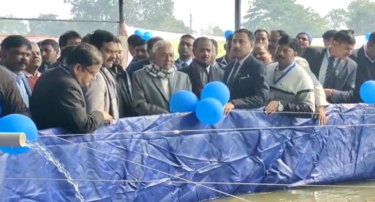 समाधान यात्रा पर भोजपुर पहुंचे सीएम नीतीश, मछली उत्पादन के लिए चलाई जा रही योजनाओं का लिया जायजा 