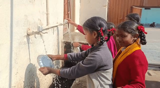 बच्चों को नहीं भा रहा लोहरदगा के स्कूलों में मिलने वाला मिड-डे मील, खाना खाते पेट में दर्द से परेशान हो जाते हैं बच्चे