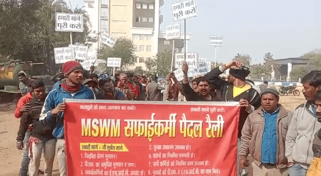 देवघर : कंपनी की नजरअंदाजी को लेकर कचरा उठाव करने वाले कर्मियों में आक्रोश, मांगों को लेकर निकाला पैटल मार्च, जानिए क्या है इनकी मांगे