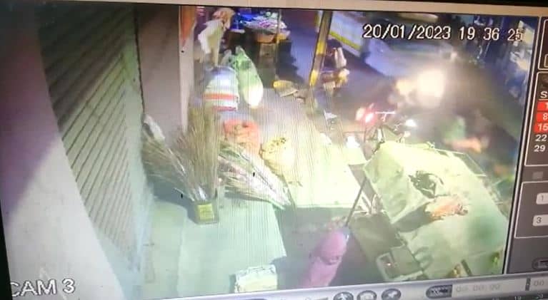 पटना : तेज रफ्तार पिकअप वैन ने कई वाहनों में मारी टक्कर, लोगों ने की कार्रवाई की मांग 