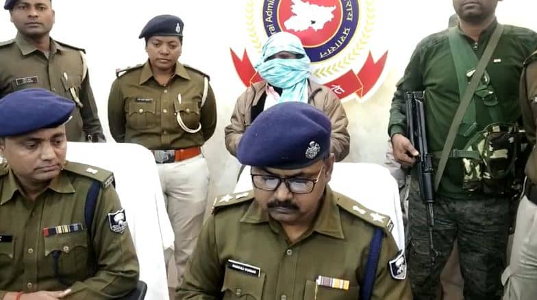 लखीसराय का कुख्यात वांछित नक्सली लोचन मांझी गिरफ्तार,  एसपी ने प्रेस वार्ता कर दी जानकारी 