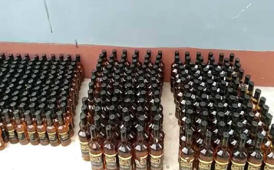 देवघर: नकली शराब के खिलाफ पुलिस की बड़ी कार्रवाई, 342 बोतल नकली विदेशी शराब के साथ दो युवक गिरफ्तार