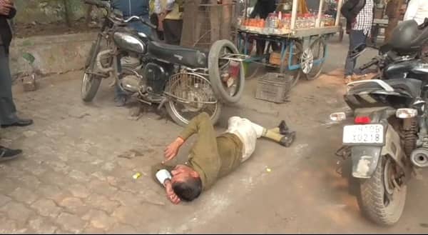 धनबाद की सड़क पर शर्मसार हुई पुलिस की वर्दी, जानिए क्या है पूरा घटनाक्रम