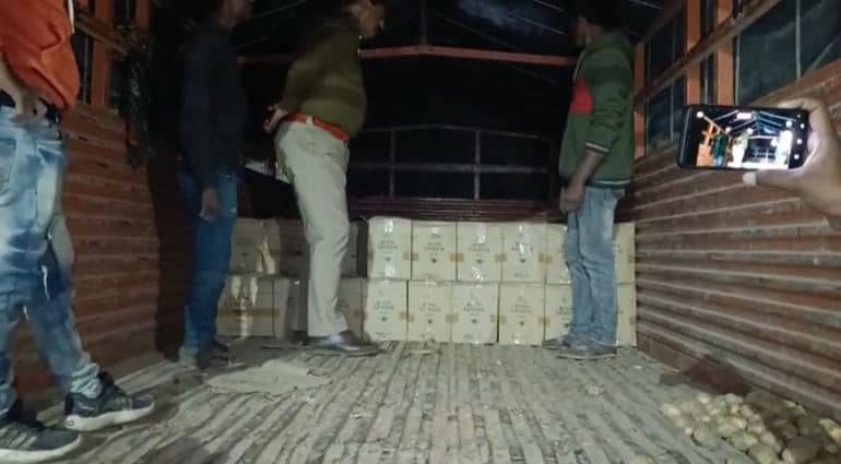 झारखंड से बिहार हो रही थी शराब तस्करी, आलू लदे ट्रक से भारी मात्रा में शराब बरामद, चालक गिरफ्तार 
