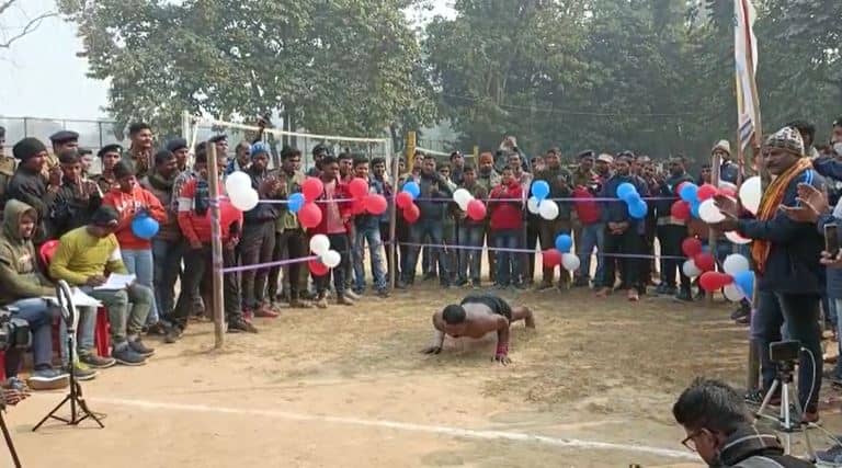 बिहार के लाल ने तोड़ा अपना ही रिकार्ड, ढाई घंटे में लगाए 4 हजार 40 पुशअप्स, एशिया बुक ऑफ रिकॉर्ड में नाम दर्ज
