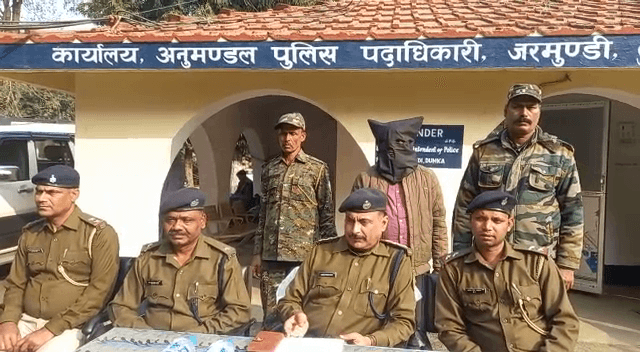 दुमका : यवक ने अपने ही चचेरे भाई पर चलाई थी गोली, गिरफ्तार, जानिए मामला