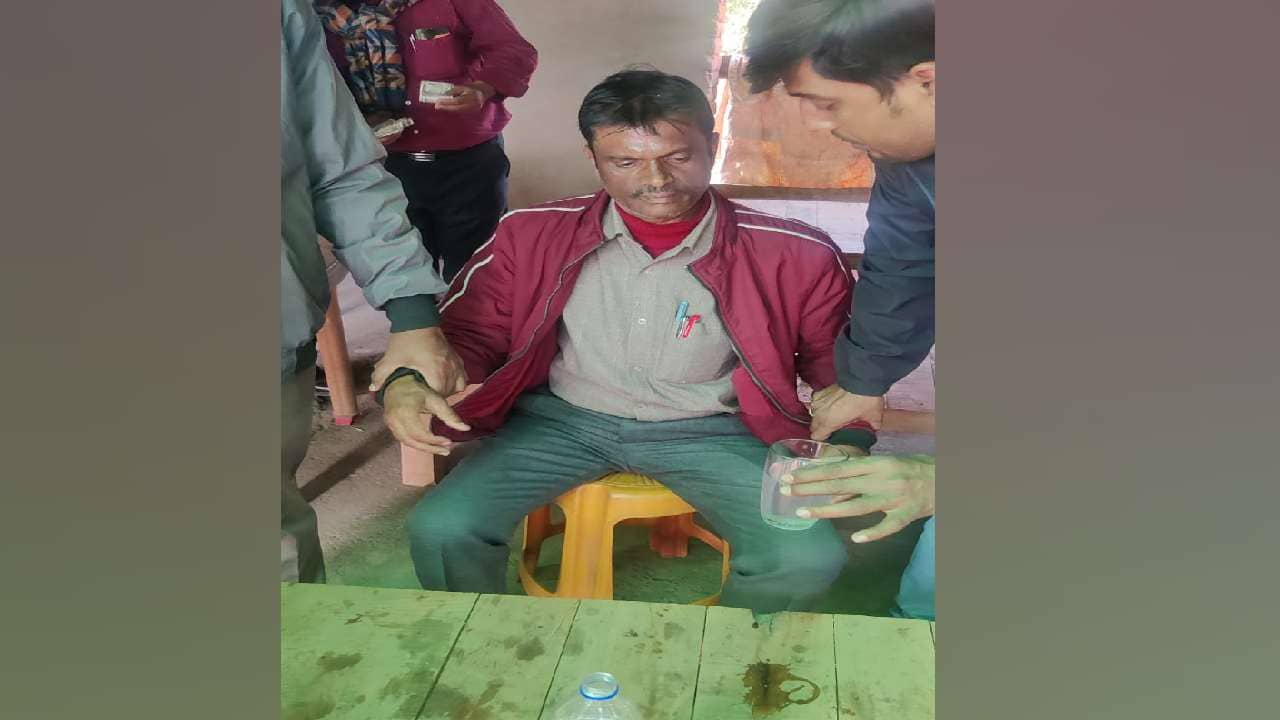 गिरिडीह : एसीबी ने पंचायत सचिव को रिश्वत लेते रंगे हाथ किया गिरफ्तार, मचा हड़कंप