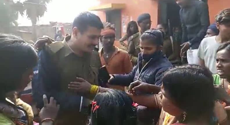 छापेमारी करने गई पुलिस पर लगा चोरी का आरोप, ग्रामीणों ने काटा बवाल, वीडियो वायरल 